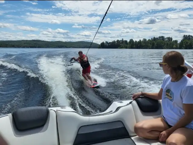 Yamaha AR195 Wakeboard Boat in Powerboats & Motorboats in Renfrew - Image 9