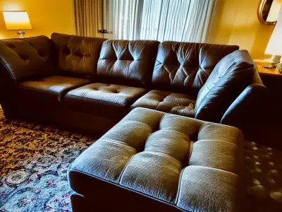 Voici un divan unique avec un pouf assorti, offrant beaucoup d'espace et un confort luxueux. Bien qu...