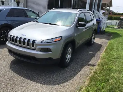 Jeep Cherokee 2015 très propre. Très bas milllage 86950km. Pneus d’été presque neufs. Vendeur partic...