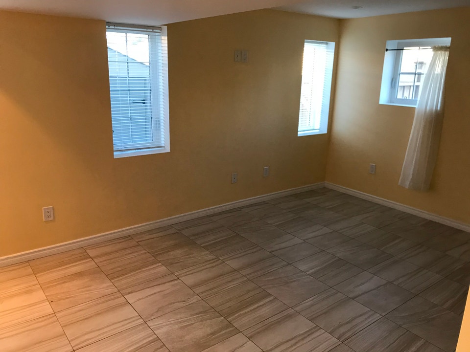 Beautiful 2 Bed 2 Bath Ground Level Basement (Yonge & Davis) 5