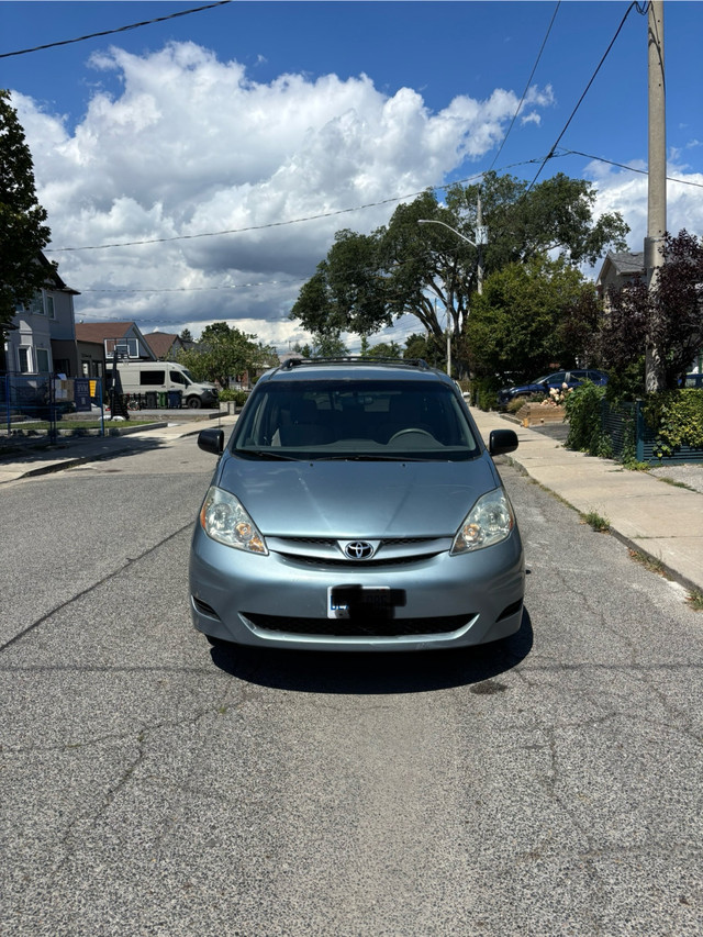 2008 Toyota Sienna in Cars & Trucks in City of Toronto
