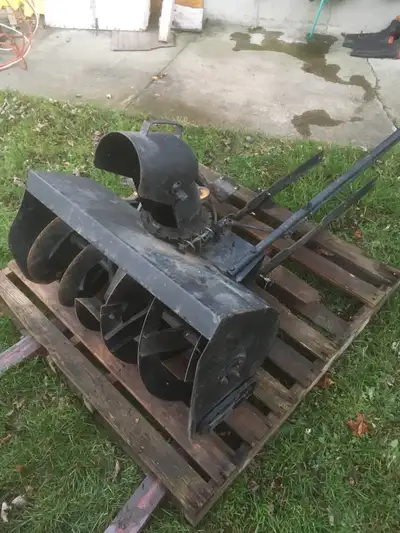 Souffleuse qui étais installer sur tracteur a gazon Chute manuelle Largeur 36 pouces 450$ 450-452-01...