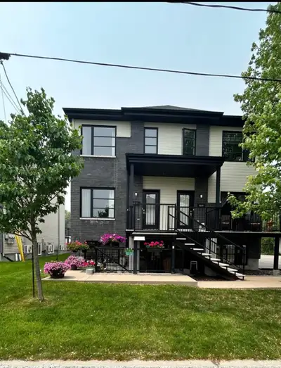 Condo 4 1/2 à Aire Ouverte Sur 2 étages (2 stationnements)