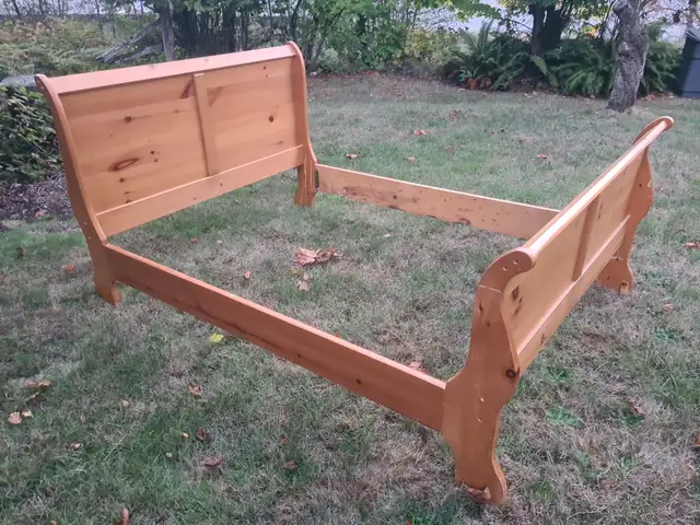 Wooden Queen Size Sleigh Bed in Beds & Mattresses in Cowichan Valley / Duncan - Image 2