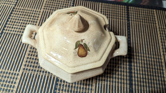 Soupière en céramique    faîte à la    main. dans Vaisselle et articles de cuisine  à Laval/Rive Nord - Image 3