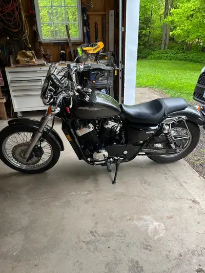2010 Honda Shadow RS for sale. Excellent condition. Certified in April. 26365 km. Saddle bags, cover...