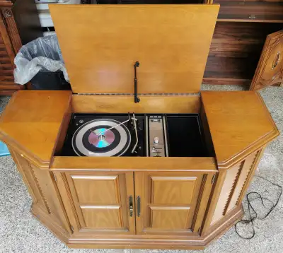 ELECTROHOME , Limited. made in Kitchener Ontario Canada. Model code H14204. Maple finish. pickup St....