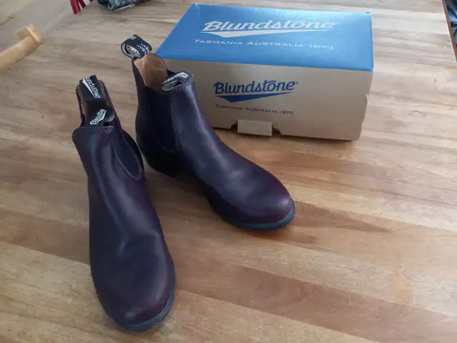 Women's Blundstones - Classic Redwood with heel - size 10 in Women's - Shoes in Ottawa - Image 2
