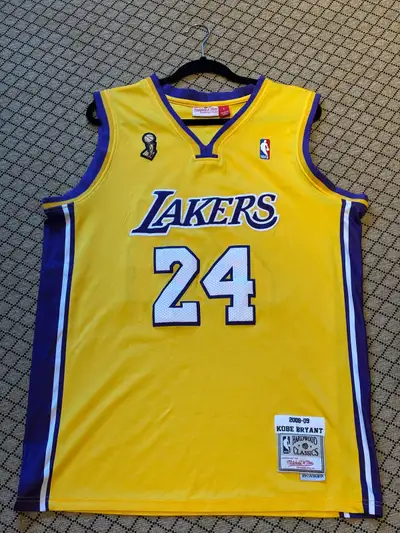 EN: Los Angeles lakers Kobe Bryant Jersey, men's size L, worn only a few times, good condition, no l...