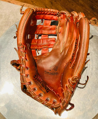 Slow pitch softball glove 