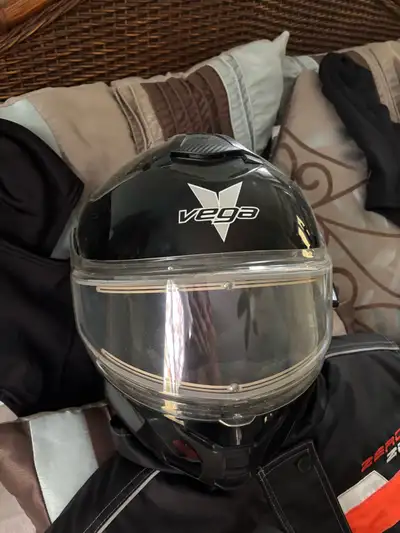 Casque chauffant full face de marque Vega grandeur XL et un autre S $75 chacun