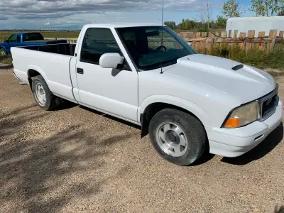 2000 Sonoma with new metallic white paint. 350 chevy engine and automatic transmission. Good interio...