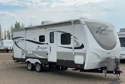 An excellent condition hard wall Crossroads Zinger ZT-250-RB, known for its family-friendly design a...