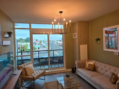 Welcome to Harbour Ten10 Luxury condo, Stunning 3 Bedroom, 3 Bathroom (1100 sq ft) situated in the c...