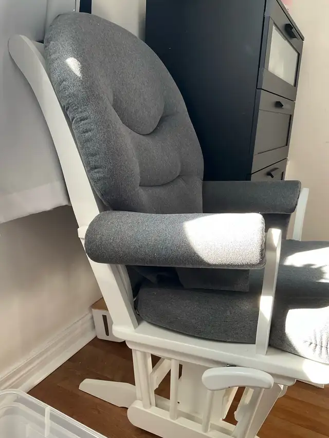 Dutailier rocker chair in Chairs & Recliners in Markham / York Region - Image 2