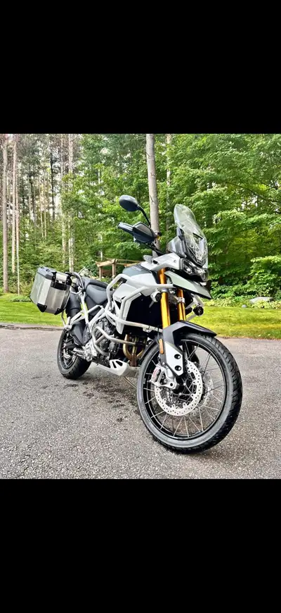 2023 Tiger Rally pro just over 850km on it nearly used great condition heated seats heated Handel ba...