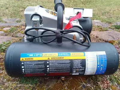 Compresseur Maximum, comme neuf! deux bonbonnes d'air. Utiliser seulement une heure. Idéal pour la c...