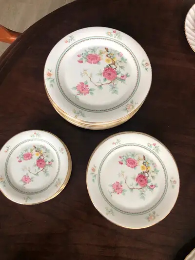 Total brand new 24 pieces. 8 dinner plates, 8 salad plates, and 8 dessert plates. Best condition. Ma...