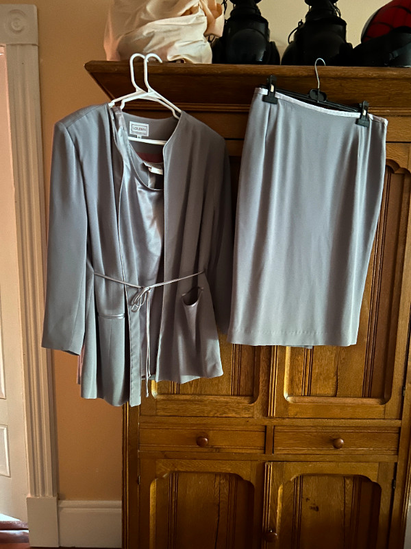 Formal Womens Suit 3 piece in Women's - Dresses & Skirts in Oshawa / Durham Region - Image 2