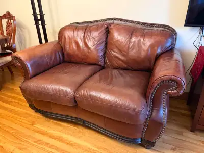 This is a used but good condition leather sofa set, perfect for a living room. The set includes both...