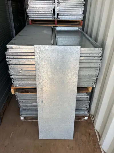 Tablette en acier galvanisé. 18" x 48": 12$/ch. 18" x 36": 10$/ch. Plusieurs centaines en inventaire...