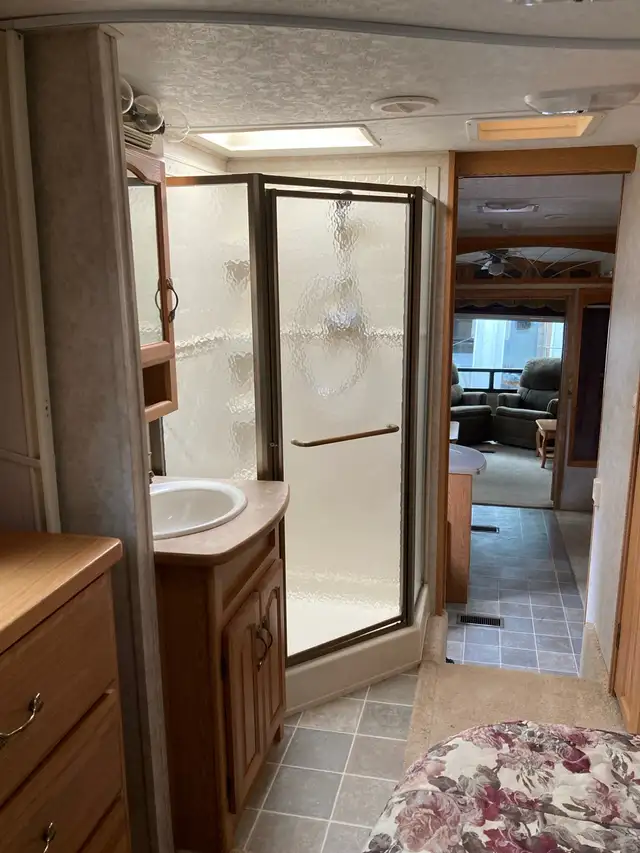 RV 5th wheel 35 ft. Montana in RVs & Motorhomes in Charlottetown - Image 9