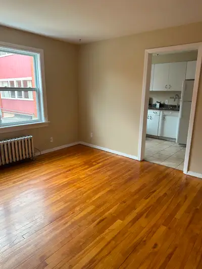 South End 2 Bedroom Apartment featuring Hardwood floors throughout. Good size rooms a lots of light....