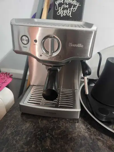 Brew up delightful espressos with this Breville Cafe Venezia BES250XL! This used espresso machine is...