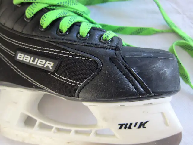 BAUER SKATES FOR KIDS BOY 5 TO 8 YRS OLD SIZE 2 in Hockey in Ottawa - Image 9
