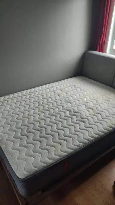 Grand lit deux places avec sommier/ Double Bed with Box Spring, View more