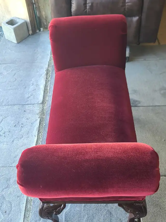 Vintage Victorian Red Velvet Upholstered Bench / Window Seat in Chairs & Recliners in Delta/Surrey/Langley - Image 3