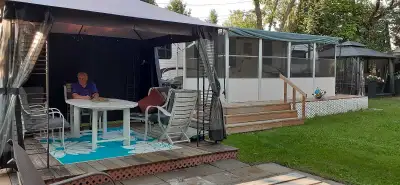 Roulotte de 30 pieds 2013 avec 2 extensions sans voisin à l'arrière. (Cart Veranda Balançoire cabano...
