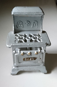 Vintage 1940's  "Royal" Cast Iron Child's Toy Stove