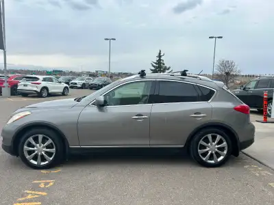 Key Features: 3.5L V6 engine All-Wheel Drive (AWD) Leather interior Heated front seats Power sunroof...
