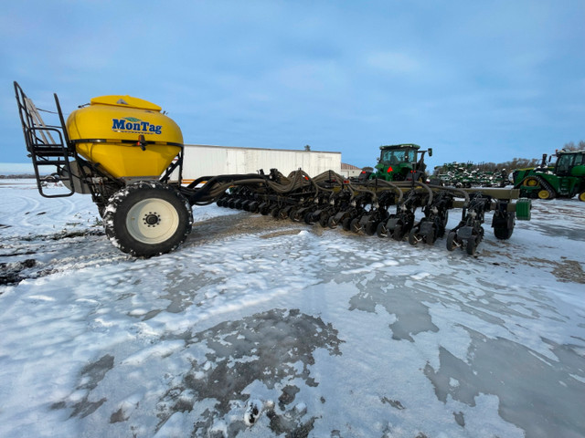 Dawn Pluribus 16R30 Strip Till with Montag Dry Tank in Farming Equipment in Winnipeg