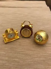 Vintage miniature paper weight clocks in nexcellent shape 