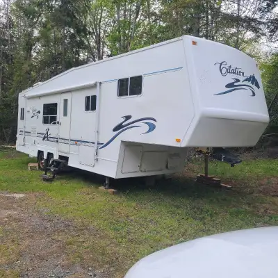 This pre-owned Citation Supreme 32 foot fifth wheel features a spacious layout with a slide-out to m...