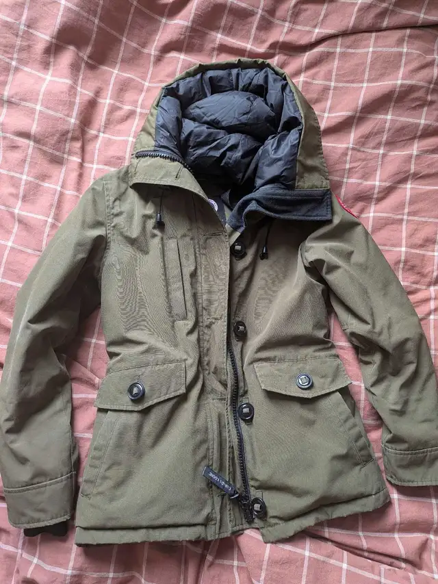 Canada Goose Parka Size XS in Women's - Tops & Outerwear in City of Toronto - Image 2