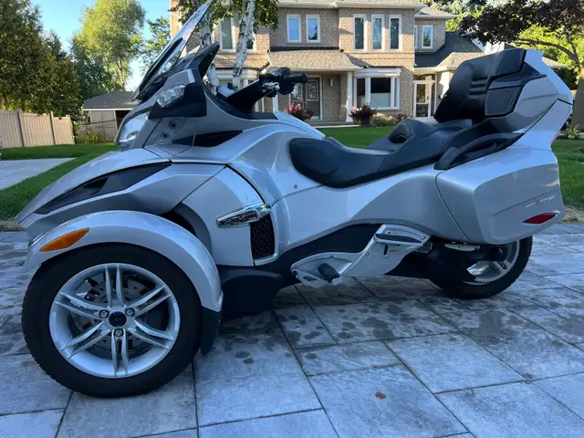 2010 CanAm Spyder RT, 5 Speed Manual, Low kms in Touring in Mississauga / Peel Region - Image 5