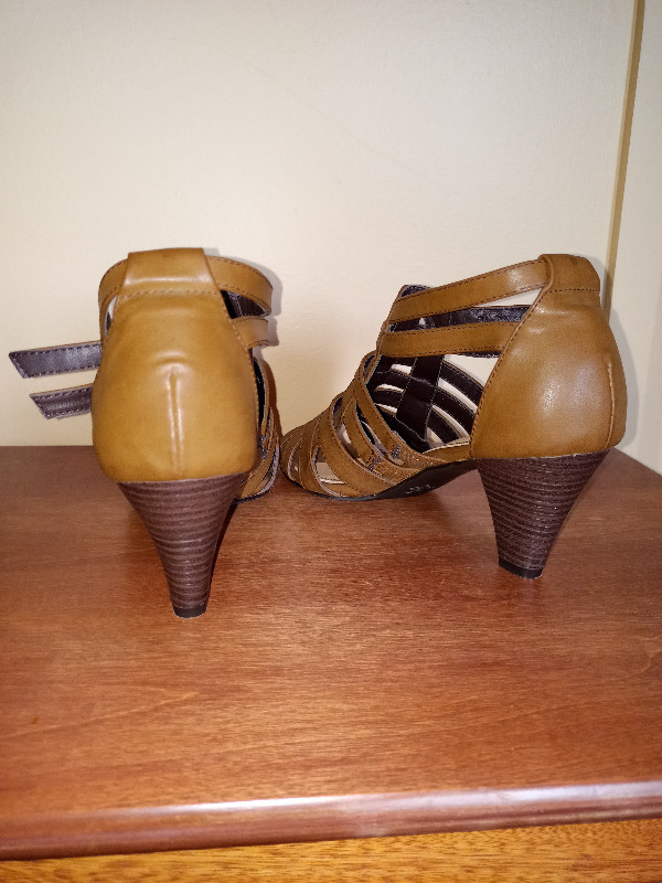 Superbes sandales en cuir, aucun défaut dans Femmes - Chaussures  à Granby - Image 3