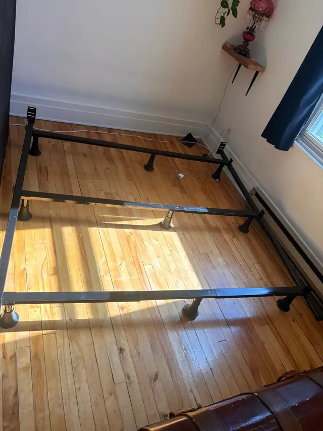 Base de lit métal solid one size fit all. Queen ou all king. in Beds & Mattresses in City of Montréal - Image 2