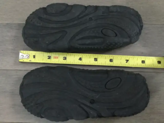 Souliers d’eau gr. 9-10 ou gougounes 3-4; beach shoes in Kids & Youth in Longueuil / South Shore - Image 8