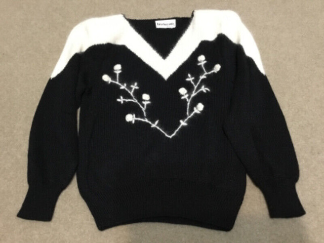 Lady’s Sweaters in Women's - Tops & Outerwear in Ottawa - Image 4