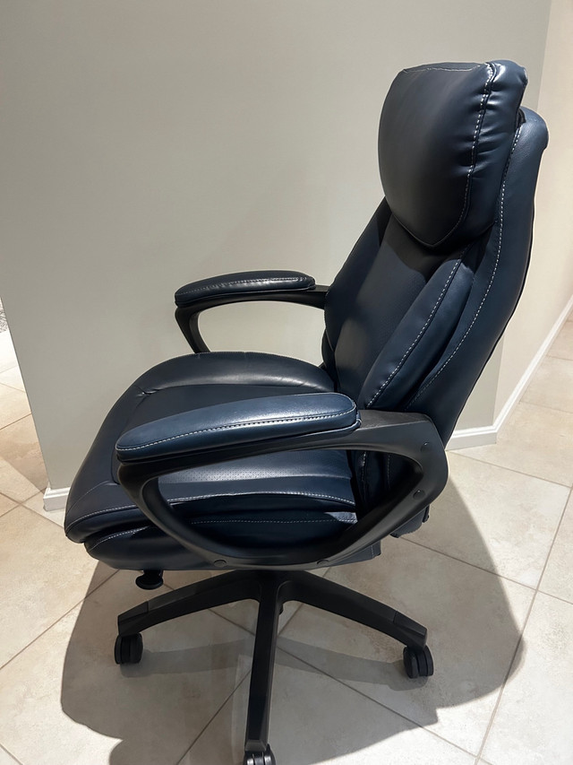 Serta executive office chair in Chairs & Recliners in Kitchener / Waterloo - Image 4