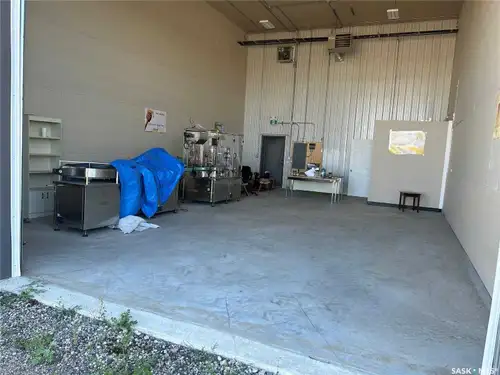address is in New Horizon Business Park, 1000 sqft light industrial / warehouse condo with 20 foot h...