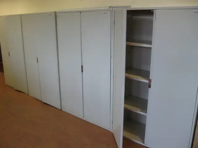 cubicul , sépaeateur, cloison, paravent, bureau in Other Tables in West Island - Image 14