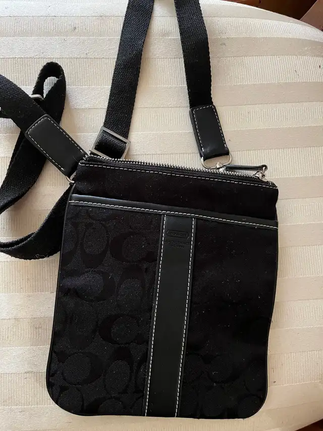 Coach women’s purse sac a main sacoche femmes (noir) in Women's - Bags & Wallets in City of Montréal - Image 2