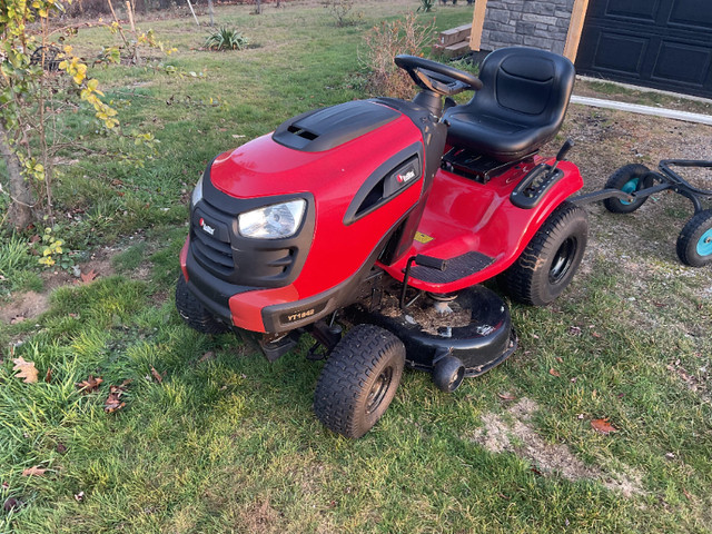 Sell/trade Riding lawn tractor 42 in 18 hp in Lawnmowers & Leaf Blowers in Renfrew