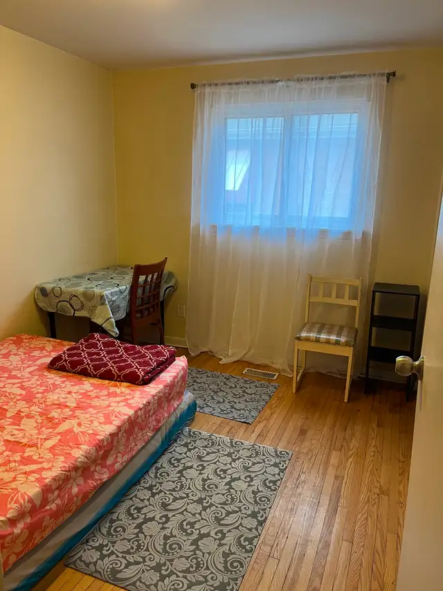 BRIGHT ROOM MAIN FLOOR-1min TO GROCERY/BUS STEELES AND BATHURST