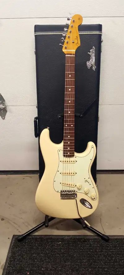 Fender Stratocaster ST-62 Crafted in Japan 2008 Vintage White Body Rosewood Neck 7.25 Radius Mint Gr...